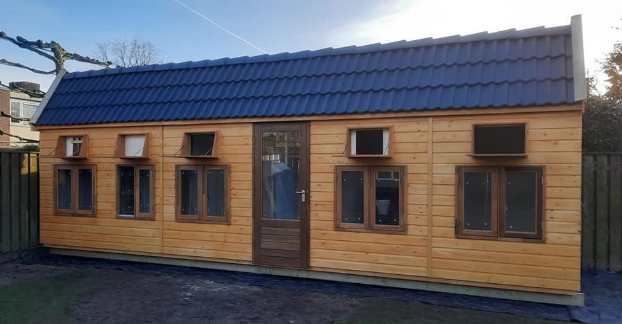 Maatwerk duivenhok met hoge kap en meranti deur